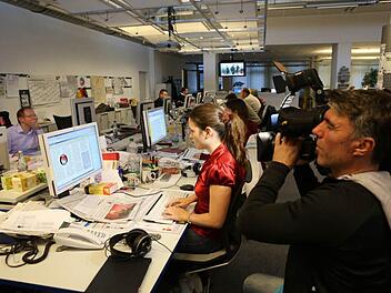Redakteurin Verena Pohl (Mitte) hebt das neueste Kapitel des Frankenkrimis in die Zeitung. Fotos: Barbara Herbst Redakteurin Verena Pohl (Mitte) hebt das neueste Kapitel des Frankenkrimis in die Zeitung. Fotos: Barbara Herbst