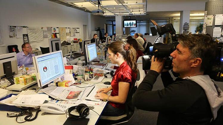Redakteurin Verena Pohl (Mitte) hebt das neueste Kapitel des Frankenkrimis in die Zeitung. Fotos: Barbara Herbst