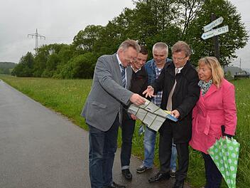 Sie freuen sich bei der Wanderkartenübergabe über die gelungene Zusammenfassung aller Wanderwege von Pressig und Stockheim (von links): Bürgermeister Hans Pietz, Stefan Heinlein, Klemens Möhrle, Bürgermeister Rainer Detsch und Ingrid Ott vom gleichnamigen Verlag. Foto: K.-H. Hofmann