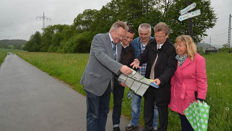Sie freuen sich bei der Wanderkartenübergabe über die gelungene Zusammenfassung aller Wanderwege von Pressig und Stockheim (von links): Bürgermeister Hans Pietz, Stefan Heinlein, Klemens Möhrle, Bürgermeister Rainer Detsch und Ingrid Ott vom gleichnamigen Verlag. Foto: K.-H. Hofmann