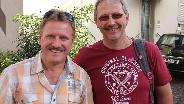 Die Gastgeber Bernhard Wufka und Dietmar Straub richten ihren jährlichen Urlaubsplan nach der Karlstädter Kreuzberg-Wallfahrt aus.