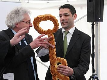 Projektleiter Richard Winkler überreichte den symbolischen Schlüssel an den Leiter der Einrichtung, Johannes Kraus (rechts). Foto: Josef Hofbauer