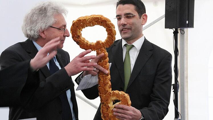 Projektleiter Richard Winkler überreichte den symbolischen Schlüssel an den Leiter der Einrichtung, Johannes Kraus (rechts). Foto: Josef Hofbauer