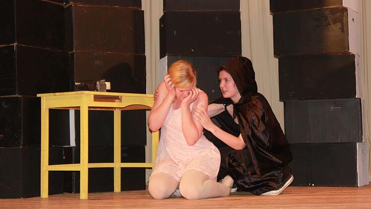 Langsam fällt sie dem Wahnsinn anheim. Luisa Hink versteht es auch diesen Gefühlsregungen des Gretchens vollen Ausdruck zu verleihen. Foto: Katharina Becht