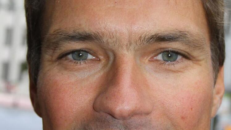 "Wir wissen durchaus um die Historie des Gebäudes", berichtet Dr. Rüdiger Lutz, der als Vertreter der "Saale-Radiologie" an der Stolperstein-Verlegung teilnahm. Vor fünf Jahren übernahmen Lutz und seine Partner das Grundstück und renovierten die heruntergekommene Villa Kissinger. Heute sind darin Praxen untergebracht, der Sandsteinbau fügt sich gut in das Radiologie-Zentrum ein. "Ich finde das eine ganz wichtige Aktion und bin selbst schon über etliche solcher Steine gestolpert", berichtet Lu...