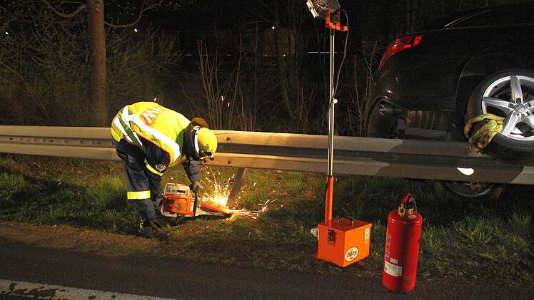 Die Männer des THW setzten eine Flex zum Abtrennen der Leitplanke ein.  Foto: Friedwald Schedel