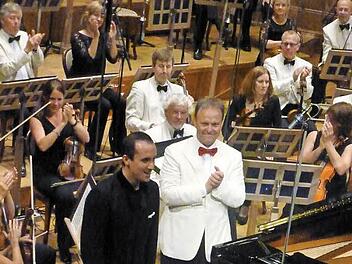 Auch das Orchester applaudierte: Igor Levit und Sakari Oramo nach der Aufführung Ludwig van Beethovens 5. Klavierkonzert im Großen Saal. Foto: Ahnert