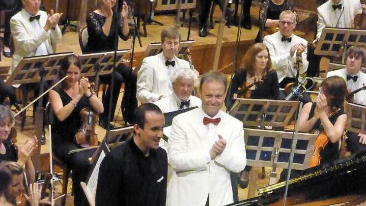 Auch das Orchester applaudierte: Igor Levit und Sakari Oramo nach der Aufführung Ludwig van Beethovens 5. Klavierkonzert im Großen Saal. Foto: Ahnert