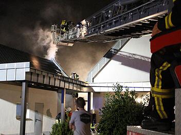 Bei der Brandbekämpfung im Oswaldweg in Höchstadt kam auch die Drehleiter zum Einsatz. Foto: Andreas Dorsch