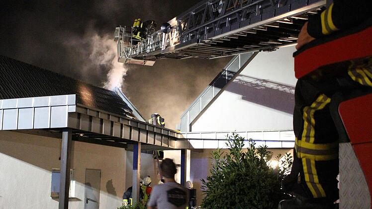 Bei der Brandbekämpfung im Oswaldweg in Höchstadt kam auch die Drehleiter zum Einsatz. Foto: Andreas Dorsch