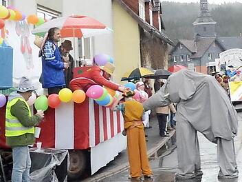 Er ist narrenfreundlich und nimmt gerne Getränke entgegen: Elefant "Bimbo" ist im Welitscher Faschingsumzug, bei dem der den Schritt und das Tempo vorgibt, einzigartig. Foto: Karl-Heinz Hofmann