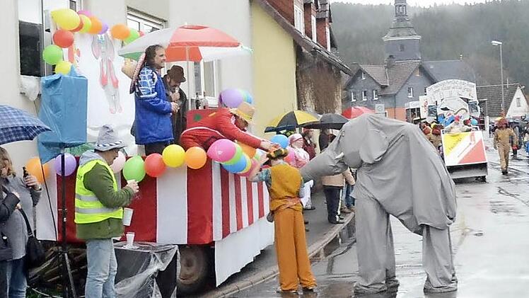 Er ist narrenfreundlich und nimmt gerne Getränke entgegen: Elefant "Bimbo" ist im Welitscher Faschingsumzug, bei dem der den Schritt und das Tempo vorgibt, einzigartig. Foto: Karl-Heinz Hofmann