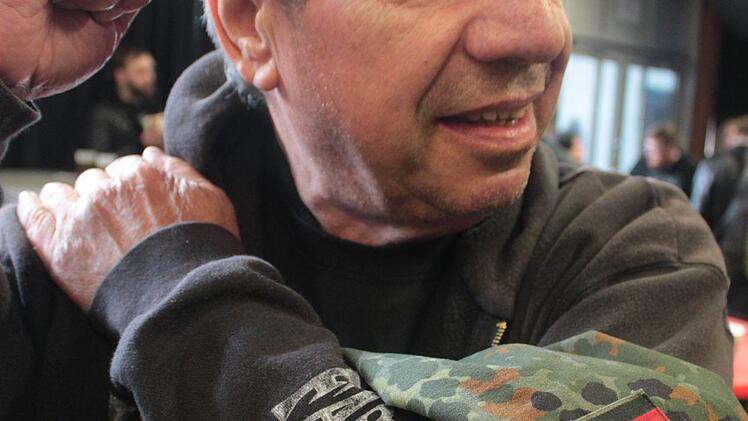 Graues Haar hat auch Hartmut Wiegmann alias "Magic Harry". Der Ex-Beamte der Bundeswehr hat sich noch im "hohen Alter" vom Heavy-Metal locken lassen. Ihn zieht es auf Festival in die Gesellschaft der U-30.