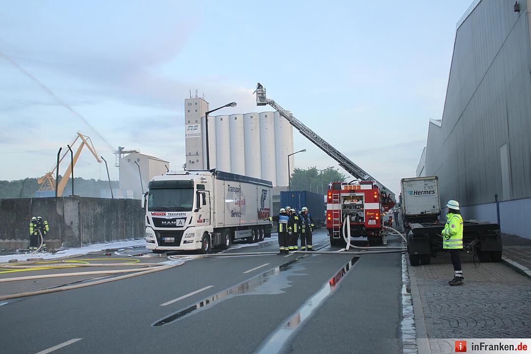 Müllberg am Nürnberger Hafen fängt Feuer – Großeinsatz der Feuerwehr