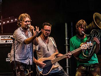 Krachledernes Outfit, mitreißend laute Beats: LaBrassBanda begeistert in Tambach (von links) mit Stefan Dettl, Fabian Jungreithmayr und Stefan Huber. Foto: Jochen Berger