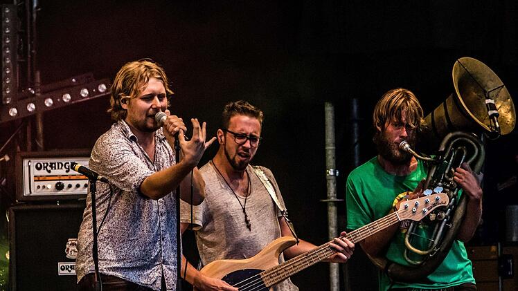 Krachledernes Outfit, mitreißend laute Beats: LaBrassBanda begeistert in Tambach (von links) mit Stefan Dettl, Fabian Jungreithmayr und Stefan Huber. Foto: Jochen Berger