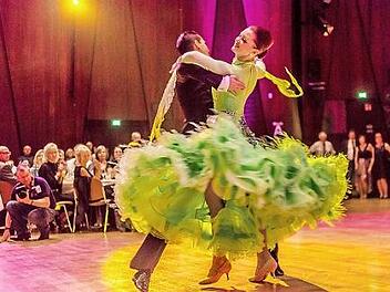 Das Bild zeigt das Tanzpaar Oksana und Adrian, die deutschen Vizemeister im Professional Standard, die im letzten Jahr den Showauftritt bestritten haben.  Foto: Foto- und Videokreis in der Freizeitgemeinschaft Siemens Erlangen