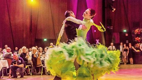 Das Bild zeigt das Tanzpaar Oksana und Adrian, die deutschen Vizemeister im Professional Standard, die im letzten Jahr den Showauftritt bestritten haben.  Foto: Foto- und Videokreis in der Freizeitgemeinschaft Siemens Erlangen
