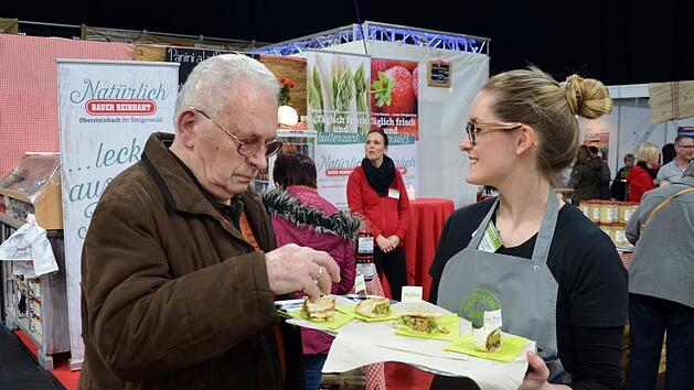 Hauptsache lecker und gesund: Auch in Sachen Ern&auml;hrung durften Besucher bei der Gesundheitsmesse "zupacken". Fotos: Andrea Sp&ouml;rlein