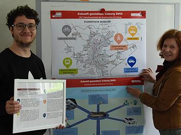 Jonas Welker (links) und Elke Schwinger (rechts) präsentieren Zukunftsideen: Hier Plakate der Mobilität für Coburg 2055. Foto: Christoph Wiedemann