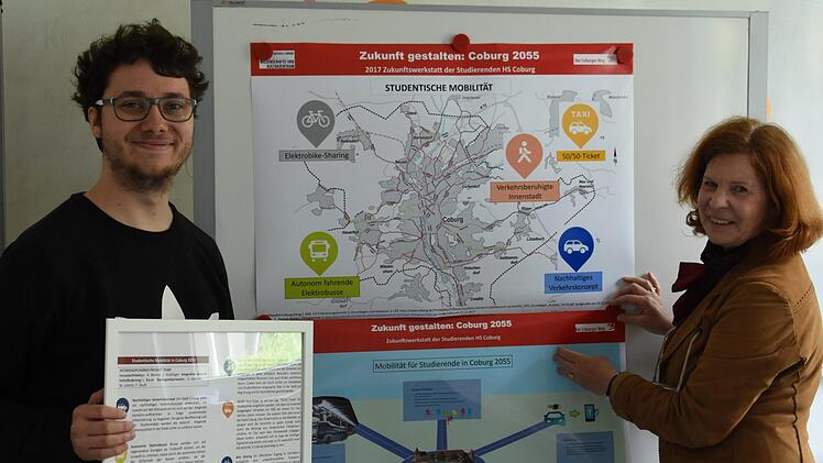 Jonas Welker (links) und Elke Schwinger (rechts) präsentieren Zukunftsideen: Hier Plakate der Mobilität für Coburg 2055. Foto: Christoph Wiedemann