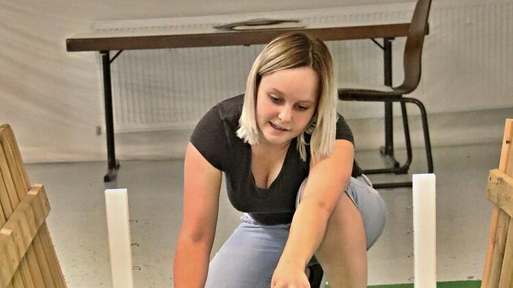 Marina gibt "Schlitzohr" etwas Unterstützung, redet im gut zu, bis er sich entscheidet die Hürde zu nehmen. Foto: Helmut Will