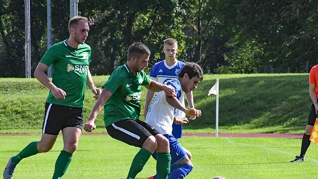 Nicht nur Bad Kissingens Fuaad Kheder (rechts) hatte einen schweren Stand gegen konsequent verteidigende Forster um (von links) Tobias Barth und Benedikt Schuhmann. Foto: Hopf