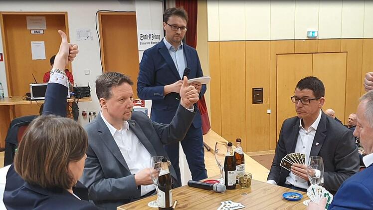 Karten zocken und Entscheidungen treffen: Beim Wahlpodium in Oberthulba wurde den drei Kandidaten fürs Amt des Landrats einiges abverlangt. Foto: Steffen Standke