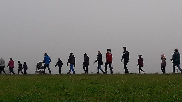 Viele Wanderfreunde sehnen sich danach, bald wieder auch in Gruppen die herrliche Rh&ouml;nlandschaft durchstreifen zu k&ouml;nnen. Foto: Eberhard Helm