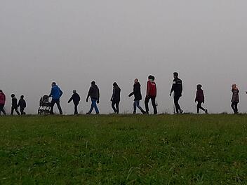 Viele Wanderfreunde sehnen sich danach, bald wieder auch in Gruppen die herrliche Rhönlandschaft durchstreifen zu können. Foto: Eberhard Helm