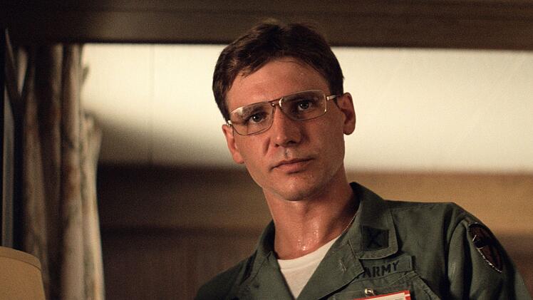 Colonel Lucas (Harrison Ford) betraut Willard mit einem geheimen Auftrag.