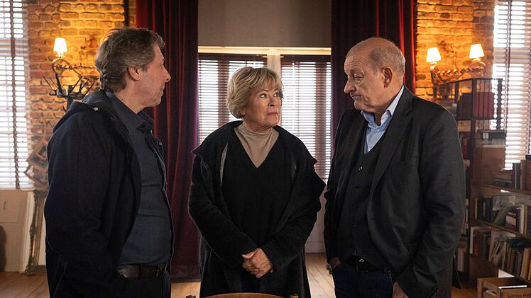 Georg Wilsberg (Leonard Lansink, rechts) und Ekki Talk&ouml;tter (Oliver Korittke) berichten Kriminalhauptkommissarin Anna Springer (Rita Russek) von ihren neuesten Erkenntnissen.