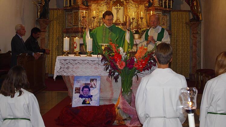 Pater Jan Poja feierte mit Pfarrer Hans Martin zum letzten Mal Eucharistie in Zeyern.