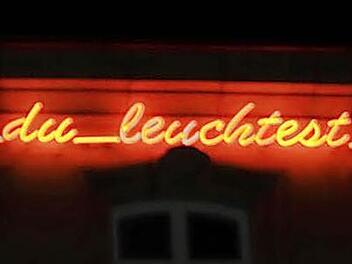 "Du leuchtest" - aber wie lange noch? Die Mitglieder des Bauausschusses ärgern sich über diese Werbeanlage an der Hypovereinsbank in Kronach. Foto: Archiv/Corinna Igler