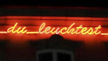 "Du leuchtest" - aber wie lange noch? Die Mitglieder des Bauausschusses ärgern sich über diese Werbeanlage an der Hypovereinsbank in Kronach. Foto: Archiv/Corinna Igler