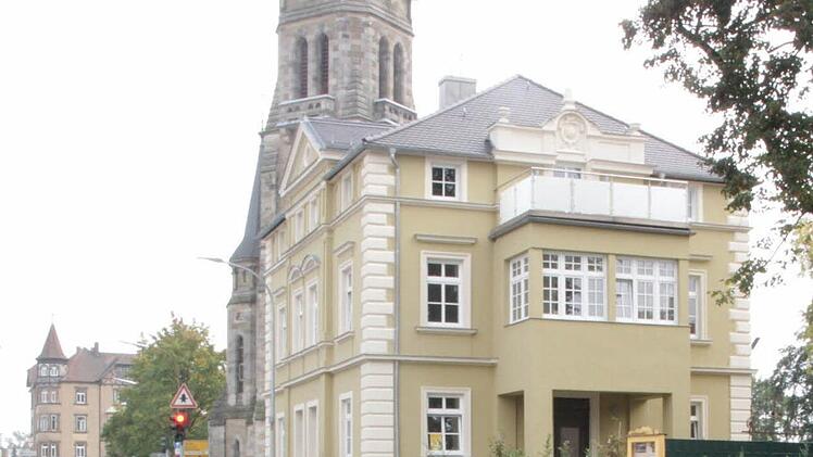 Aus dem Dornröschenschlaf geweckt: Das sanierte Wohnhaus in der Eisenbahnstraße.  Foto: Karen Peemöller