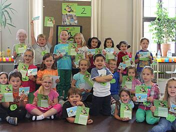 Stolz zeigen die Kinder von St. Josef ihre Urkunde.  Foto: privat