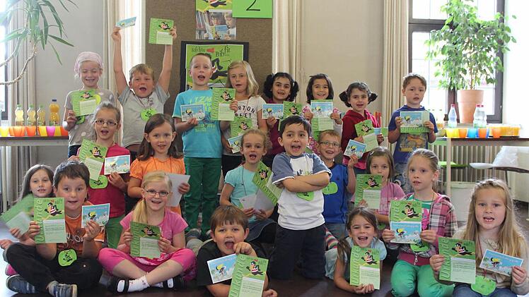 Stolz zeigen die Kinder von St. Josef ihre Urkunde.  Foto: privat