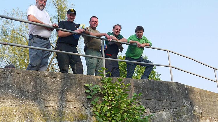 Jetzt können sie wieder auf der Eselsbrücke stehen und lachen (von links): Bernd Müller, Ingo Lamm, Heinrich Bernhard Scho, Stefan Malicke und Rolf Rosenbauer. Foto: Berthold Köhler