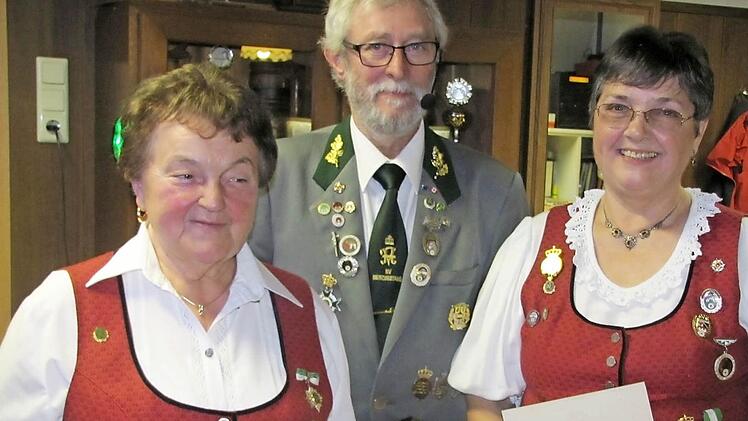 Elisabeth Schuler (links) und Christine Kob (rechts) wurden von Oberschützenmeister Herbert Heerdegen für 40 Jahre Mitgliedschaft bei den Herzogstandschützen mit Ehrennadeln und Ehrenurkunden ausgezeichnet. Foto: Martin Koch