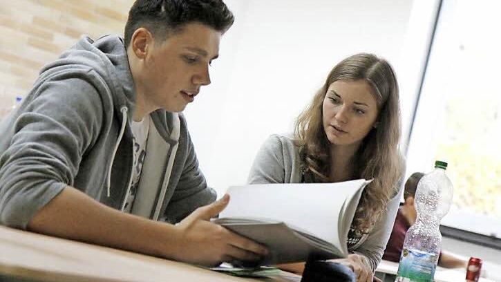 Cedric Kral lernt während der "Studierzeit" im Aufseesianum mit der Bundesfreiwilligendienstlerin Julia Helfrich.