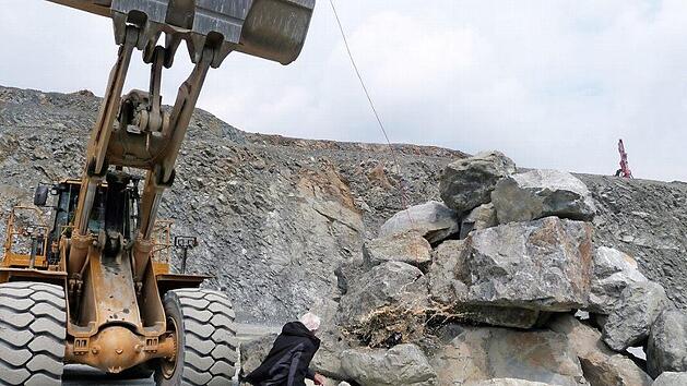 Symbolische Gesteinstaufe des Diabas: Den Taufvorgang nahm Werner P&auml;lchen vom Berufsverband Deutscher Geowissenschaftler vor.  Foto: Werner Rei&szlig;aus