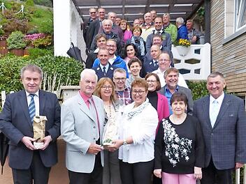 Das Bild zeigt Jubilar Ludwig Melzer (vorne Zweiter von links) im Kreis der zahlreichen Gratulanten.  Foto: Klaus-Peter Wulf