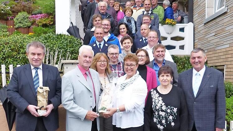 Das Bild zeigt Jubilar Ludwig Melzer (vorne Zweiter von links) im Kreis der zahlreichen Gratulanten.  Foto: Klaus-Peter Wulf