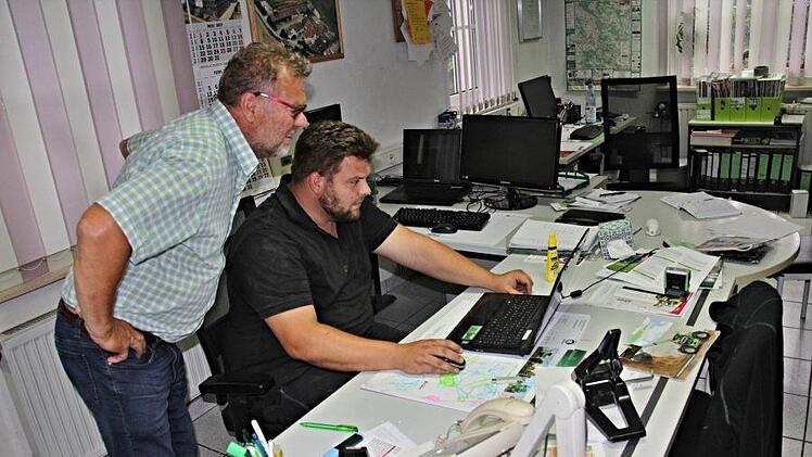 Werner und Kai Wunderlich (von links) aus Maroldsweisach beklagen den Bürokratismus in der Landwirtschaft und das Unverständnis für den Berufsstand der Landwirte