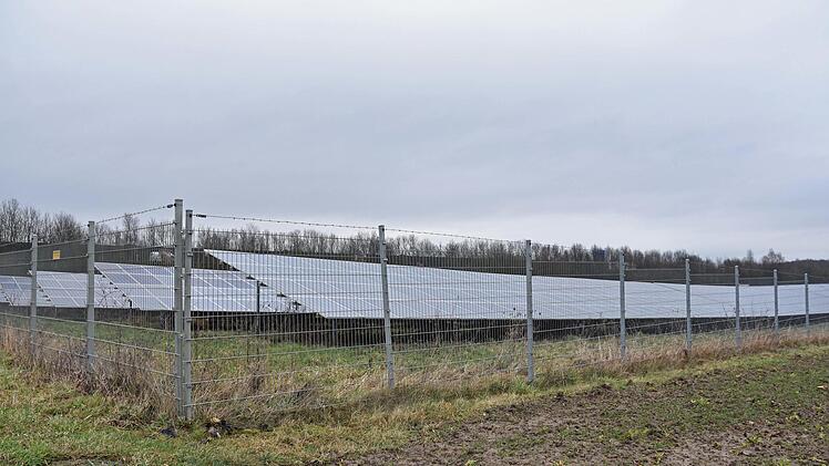 Gemeinderat Uwe Stühler mahnte in der Sitzung des Gemeinderats Theres die Eingrünung der bestehenden Solaranlage bei Horhausen an. "So wie es jetzt ist, ist es nicht optimal", sagte er.