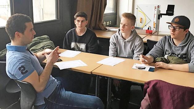 Gespr&auml;che in ungezwungener Atmosph&auml;re ergaben sich am Frankenwald-Gymnasium, als sich ehemalige "FWGler", wie hier BWL-Student Anjo Ditsche (links), am Schulzentrum eingefunden hatten, um einen Einblick in die Berufs- und Studienm&ouml;glichkeiten nach dem Abitur zu geben.  Foto: mts