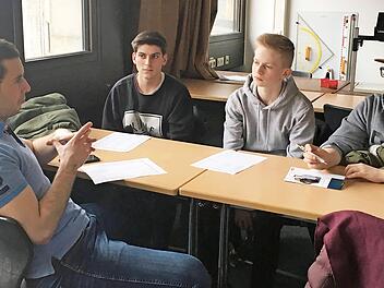 Gespräche in ungezwungener Atmosphäre ergaben sich am Frankenwald-Gymnasium, als sich ehemalige "FWGler", wie hier BWL-Student Anjo Ditsche (links), am Schulzentrum eingefunden hatten, um einen Einblick in die Berufs- und Studienmöglichkeiten nach dem Abitur zu geben.  Foto: mts