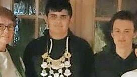 Das K&ouml;nigshaus Jugend (von links): Schie&szlig;leiterin Petra Haderlein, Strohk&ouml;nig Sinan &Ouml;zcakmak, Erster Ritter Louis Schlottke, Zweiter Ritter Toni St&ouml;cker