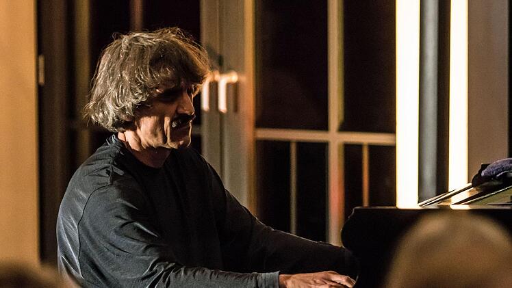 Bei seinem Coburg-Debüt begeisterte Thomas Scheytt mit Blues- und Boogie-Woogie-Klassikern, aber auch mit eigenen Stücken.Foto: Jochen Berger